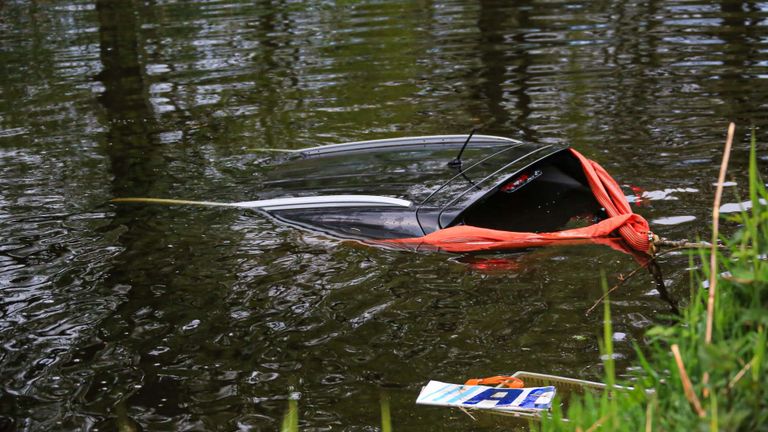 De auto die de overvallers meenamen, werd even later in het kanaal teruggevonden (foto: Harrie Grijseels / SQ Vision).