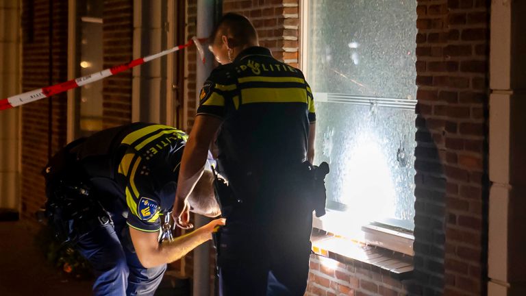 Agenten deden vorige week onderzoek bij het beschoten huis aan de Merelstraat in Oss (foto: Gabor Heeres/SQ Vision). 