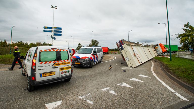 Op de N279 bij Beek en Donk is donderdagmiddag een vrachtwagen gekanteld (foto: Dave Hendriks/ SQ Vision Mediaprodukties).