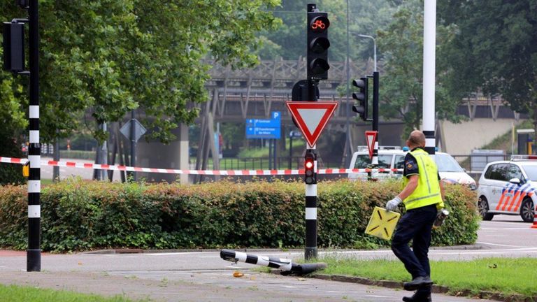 Vanwege de aanrijding werd het kruispunt in Den Bosch lange tijd afgezet (foto: Bart Meesters).