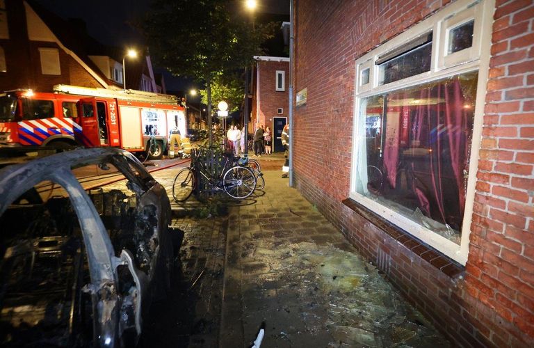 Door de hitte van de brand sprongen ramen van een huis (foto: Bart Meesters / SQ Vision).