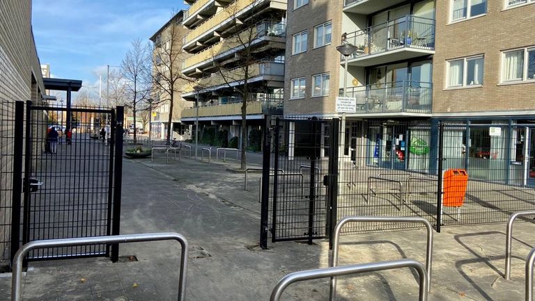 De gemeente heeft hekken geplaats rond het winkelcentrum (foto: Erik Peeters)