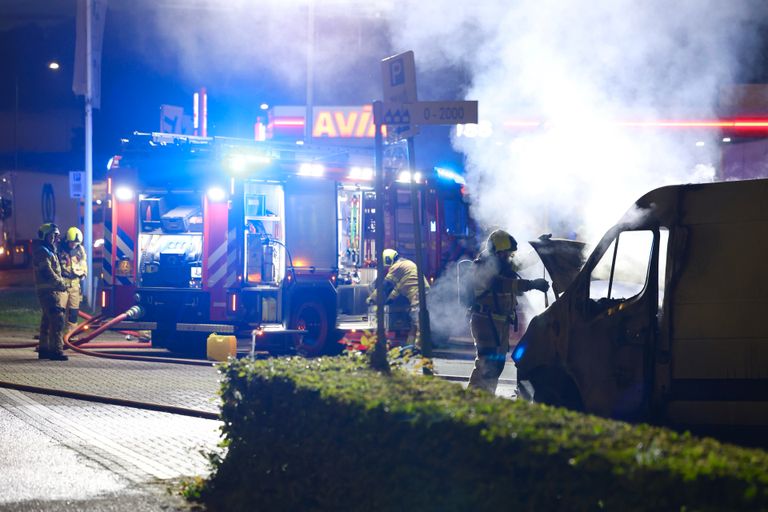 De brandweer kon voorkomen dat de brandende brandstof een laaddock van een bedrijf bereikte (foto: Sander van Gils/SQ Vision). 