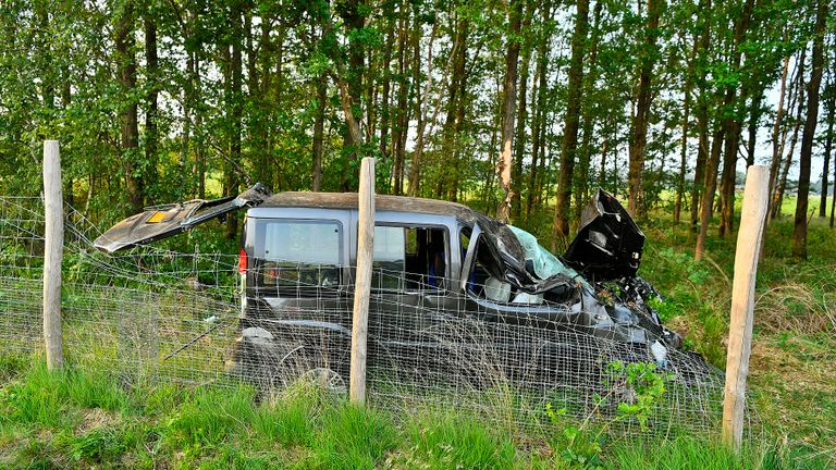 De auto schoot door de berm, over een sloot en door een hek (foto: Rico Vogels/SQ Vision).