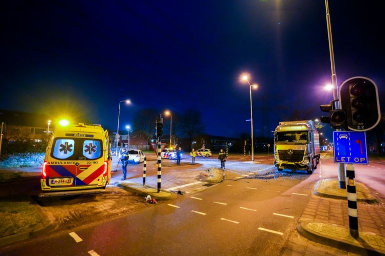 De vrachtwagen kon na het ongeluk vanwege de schade niet verder rijden (foto: SQ Vision).