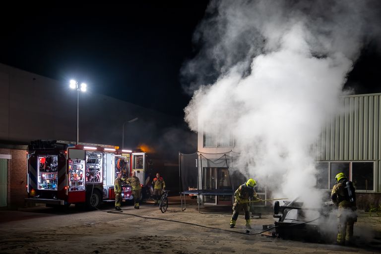 De brandweer bluste het vuur achter het industriebedrijf in Waalwijk (foto: Iwan van Dun/SQ Vision).