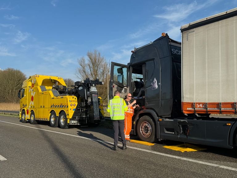 A59 dicht bij Engelen na ongeval met vrachtwagen (Bart Meesters/Persbureau Heitink).