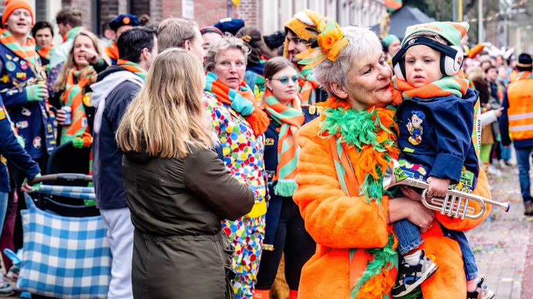 Jong en oud geniet van d'n Opstoet in Kruikenstad (foto: EYE4images).