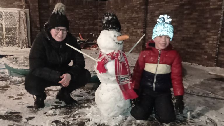Bart maakte samen met zijn grote zus Lotte nog laat op de avond deze mooie sneeuwpop. in De Mortel (foto: Cissy van Oosterwijk van Eerd).