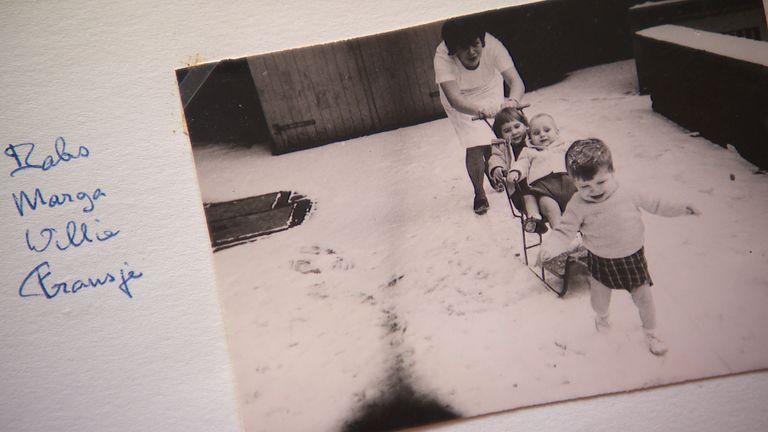 Babs dollend in de sneeuw met kinderen in Moederheil. (foto: Omroep Brabant)