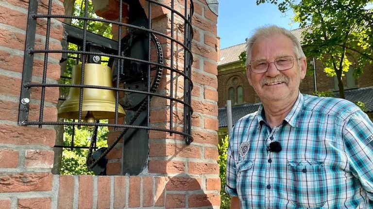 Cees de Kock naast de opgepoetste klok van de kapel (foto: Erik Peeters).