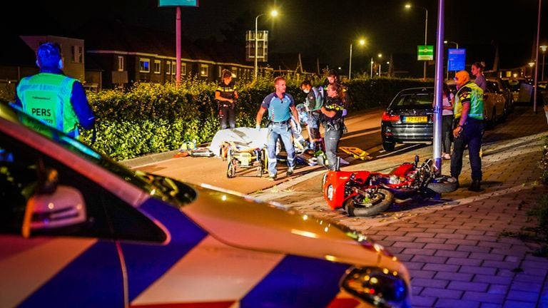 De motorrijder raakte door nog onduidelijke oorzaak de struiken langs de Leostraat in Eindhoven (foto: Sem van Rijssel/SQ Vision).