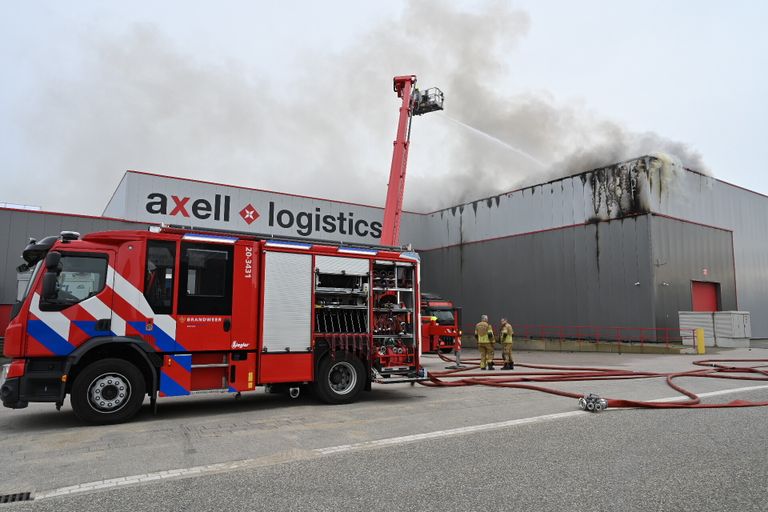De brandweer bestrijdt de vlammen bij het bedrijfsgebouw in Etten-Leur (foto: Perry Roovers/SQ Vision).