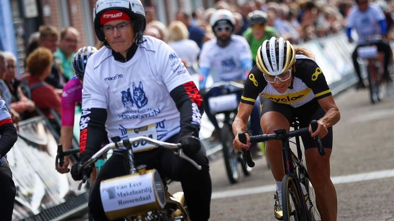 Leontien van Moorsel achter de derny (foto: André Miltenburg/Volksronde Roosendaal).