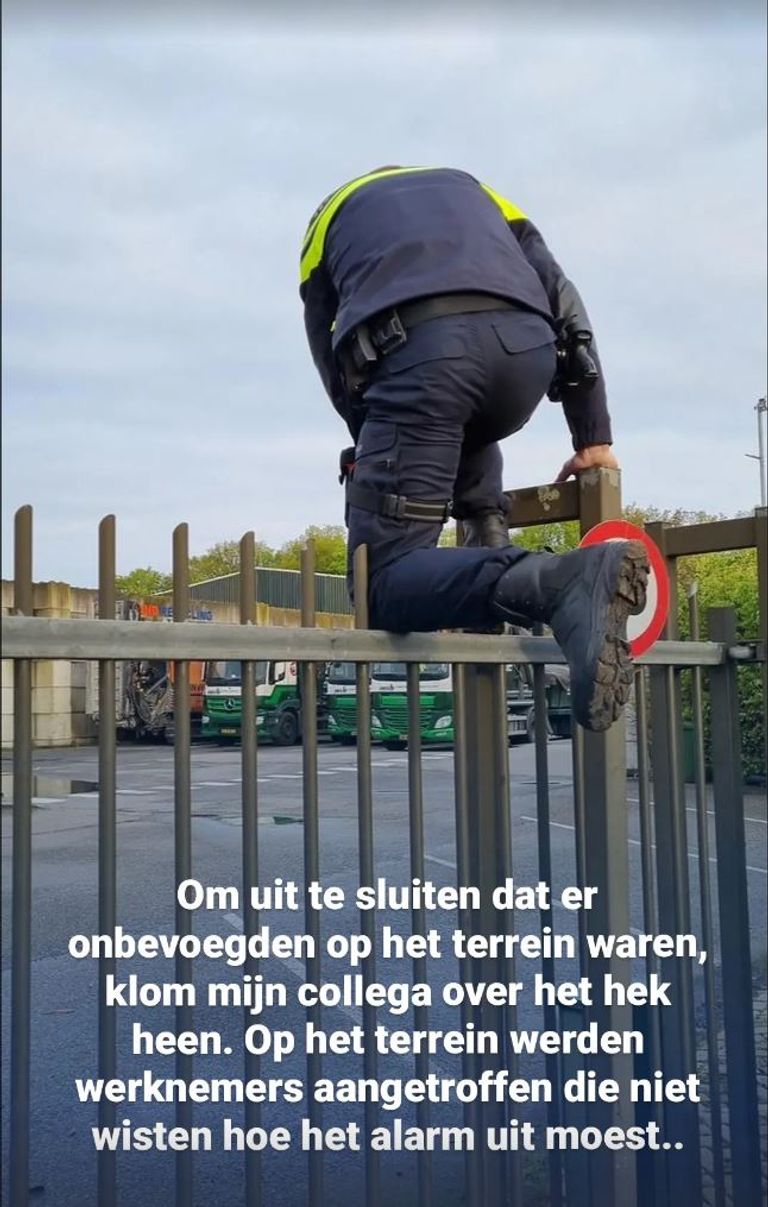 Agenten klommen over het hek om bij het bedrijf in Boxtel te komen (foto: Instagram politie Meierijstad).