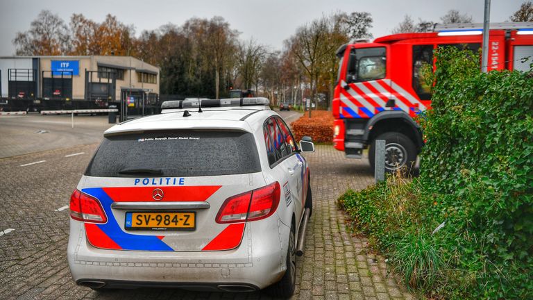 De brandweer heeft de man uit de wals bevrijd. (foto: Rico Vogels/SQ Vision)