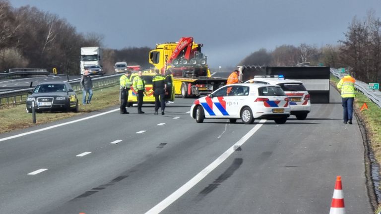 Op de A67 bij Liessel waaide een aanhanger om (foto: Antwan ter Burg).