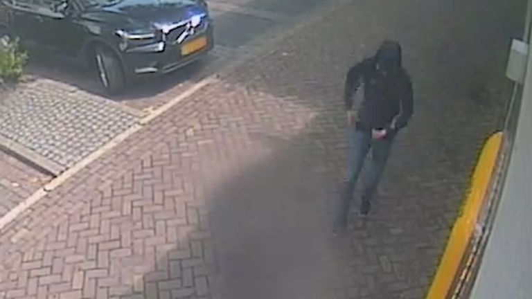 De man die in Nistelrode geld pinde van de slachtoffers (foto: Bureau Brabant.) 