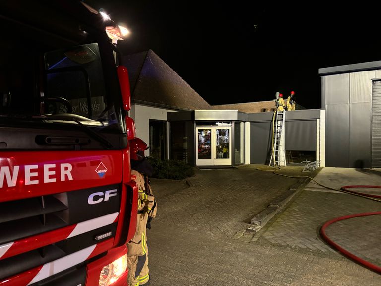 De brandweer bij de slagerij aan de Elsendorpseweg in Elsendorp (foto: Marco van den Broek/SQ Vision).