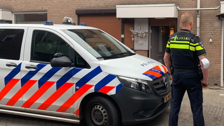 De politie doorzocht twee woningen aan de Achterom in Breda. (foto: Eva de Schipper)