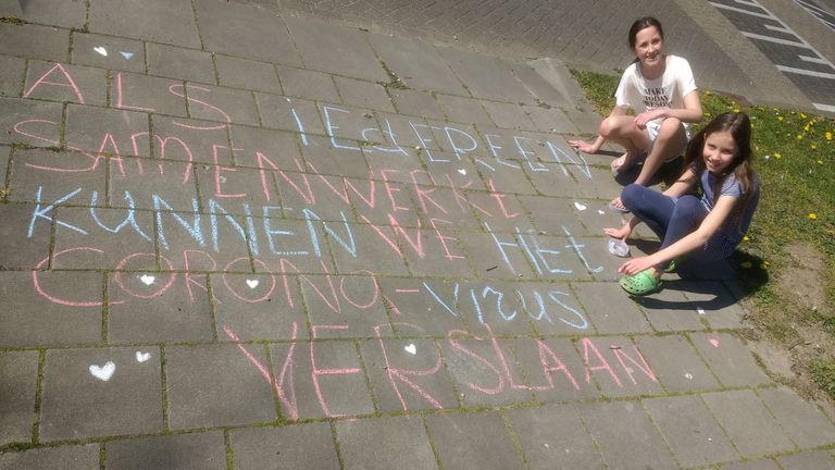 Jara en Fiene uit Oss schreven deze boodschap op de stoep (foto: Tina van Doorn).