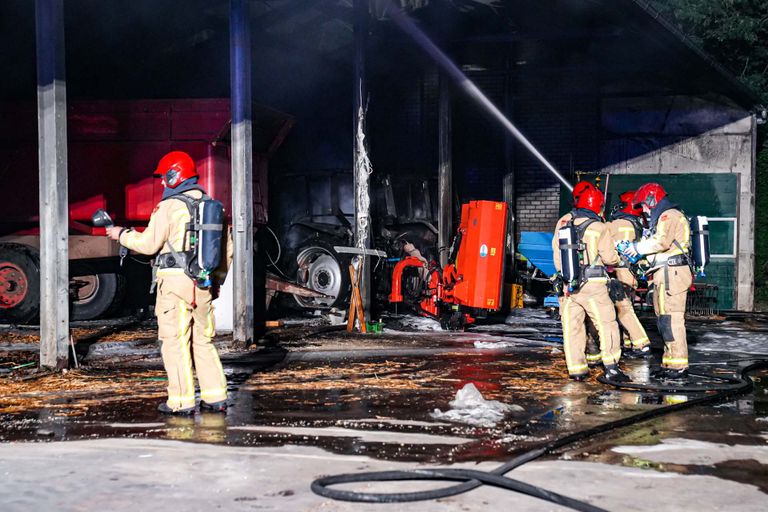 De schuur raakte bij de brand aanzienlijk beschadigd (foto: Harrie Grijseels/SQ Vision).