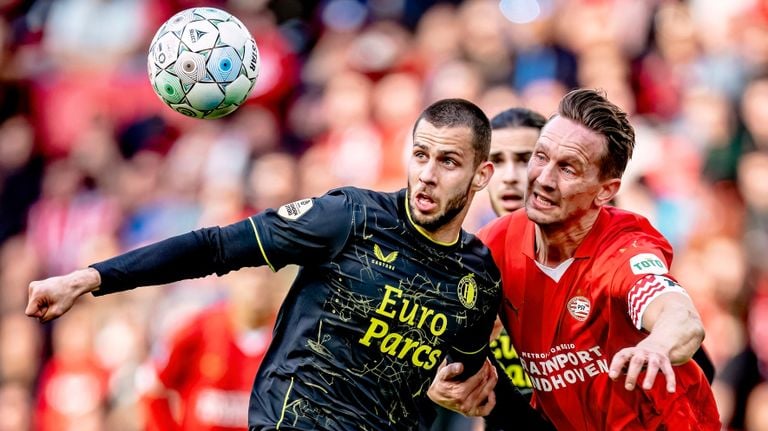 Luuk de Jong in duel met David Hancko (foto: Marcel van Dorst). 