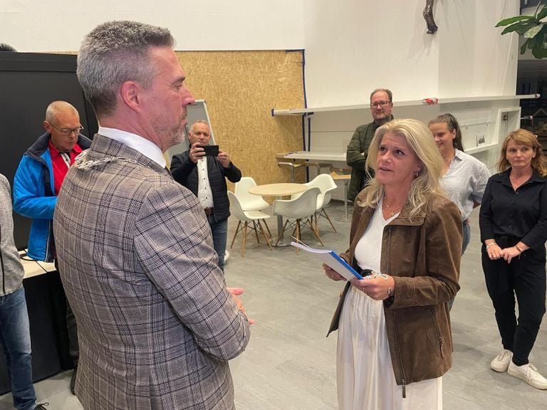 De handtekeningen werden aangeboden in het gemeentehuis (foto: Erik Peeters).