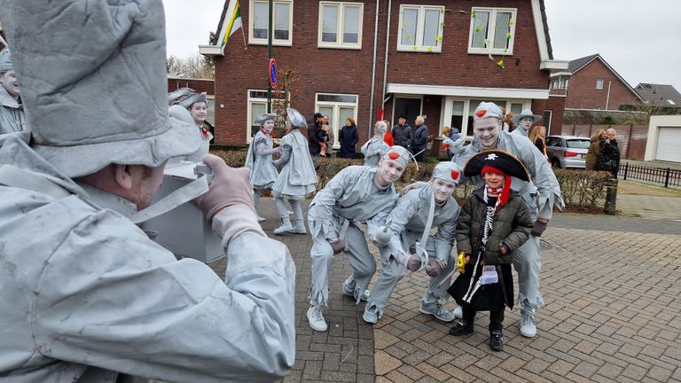 Piraatje tussen de standbeelden in Schorsbos (foto: Noël van Hooft)