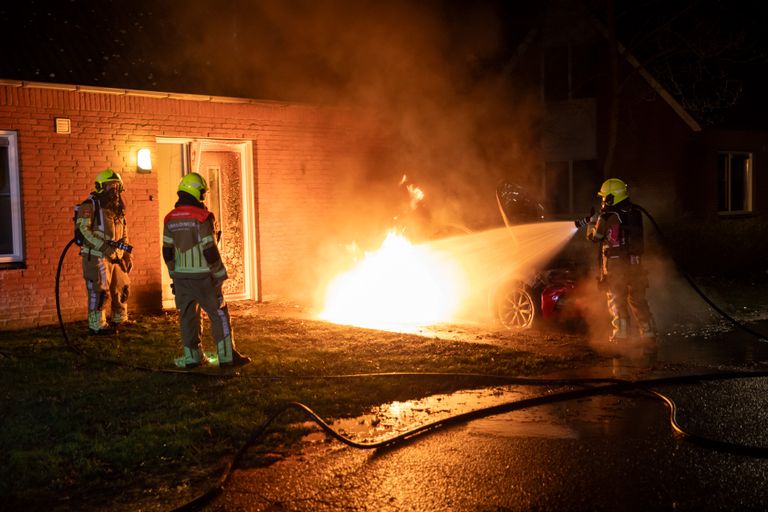 De brandweer bluste de auto op villapark Panjevbaart in Hoeven (foto: Christian Traets/SQ Vision).