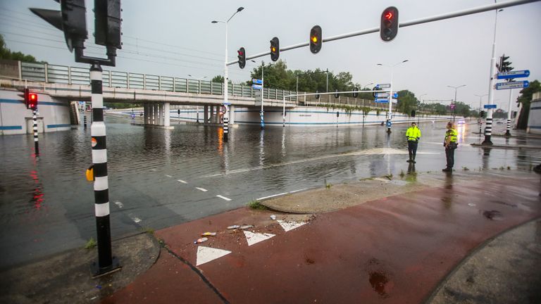 De Henri Dunanttunnel in Helmond liep volledig onder water (foto: Pim Verkoelen/SQ Vision).