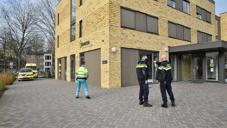 De steekpartij vond plaats voor het gebouw van Traverse aan de Reitse Hoevenstraat in Tilburg (foto: Toby de Kort).