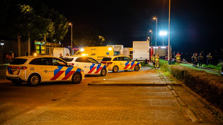 Een voorbijganger zag de gewonde man en waarschuwde de politie (foto: Jack Brekelmans/SQ Vision).