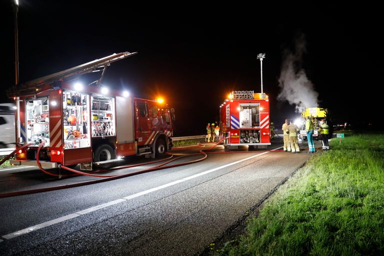 Vanwege de brandende kraanwagen werden diverse hulpdiensten opgeroepen (foto: Christian Traets/SQ Vision).