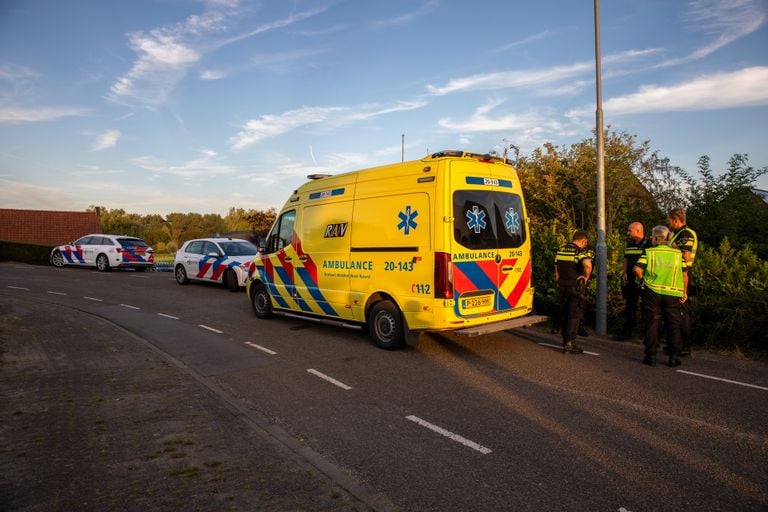 De bestuurster van de auto werd na het ongeluk op de Noordschans in Klundert meegenomen door de politie (foto: Christian Traets/SQ Vision).