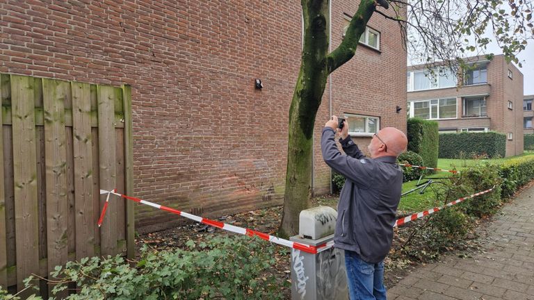 Wil maakt een foto van de scheur in het appartementencomplex (foto: Noël van Hooft).