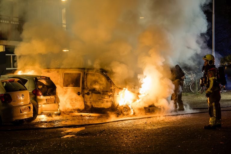 De brandweer had het zondagnacht druk met het bestrijden van de autobranden (foto: Jack Brekelmans/SQ Vision).