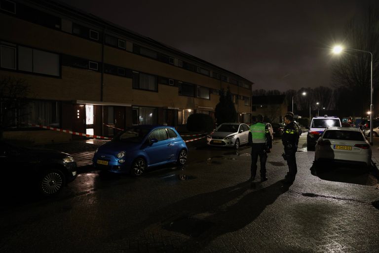 De politie doet onderzoek bij het huis in Best (foto: Sander van Gils/SQ Vision).