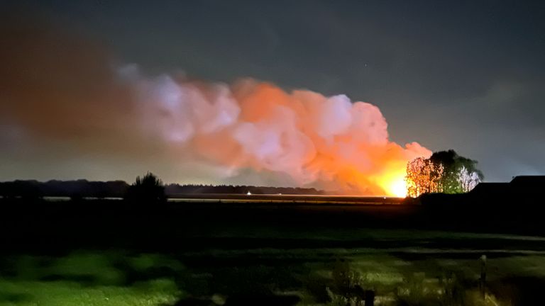 De rook die vrijkwam in Schaijk was zondagnacht vanaf een afstand goed te zien.