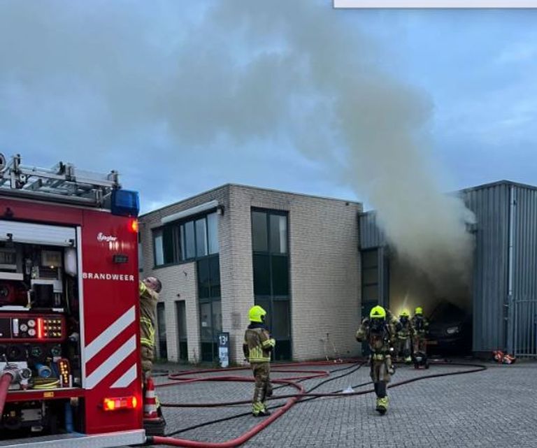 Bij de brand in Raamsdonksveer kwam veel rook vrij (foto: Instagram brandweer Raamsdonksveer).