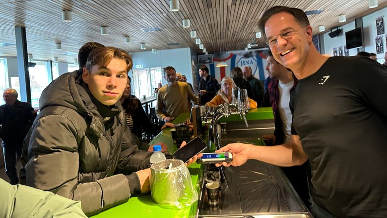 Mark Rutte draait mee achter de bar bij JEKA in Breda (foto: Omroep Brabant).