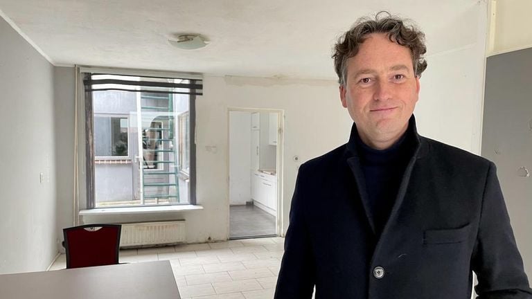 Burgemeester Bernd Roks verkoopt de woningen aan starters.