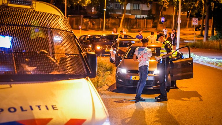 De politie zette veel auto's aan de kant in Tongelre (foto: Sem van Rijssel/SQ Vision).