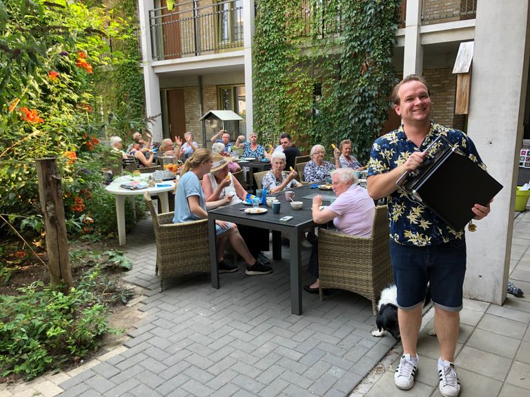 Mister Cool op bezoek bij Het Andere Wonen De Compagnie in Den Bosch (foto: Omroep Brabant).