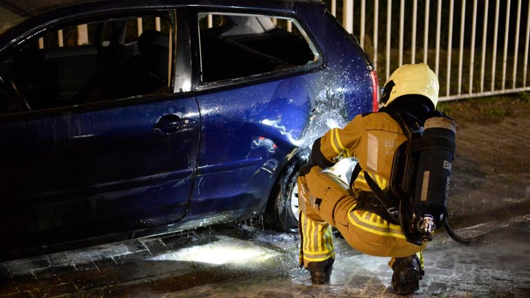 Brandschade bij een auto aan de Kleine Krogt in Breda (foto: Perry Roovers/SQ Vision).