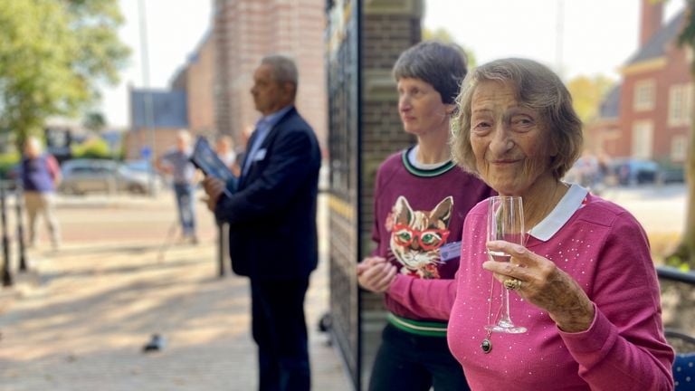 Aghina Margraff toast bij de onthulling van monumentaal hek Zionsburg Vught (foto: Jan Peels) 