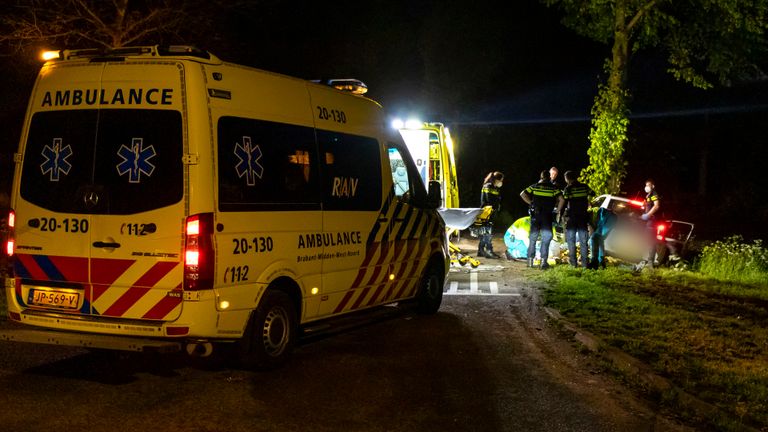 De slachtoffers zijn met een ambulance naar een ziekenhuis gebracht (foto: Jurgen Versteeg).