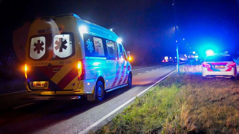 Een inzittende van de auto is naar een ziekenhuis gebracht (foto: Harrie Grijseels/SQ Vision).