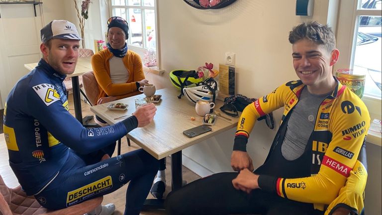  Daan Soete (links), Jan Bakelants (midden) en Wout van Aert (rechts) tijdens een pauze bij COPA Koffie- en theehuis aan de Princéehof in Oirschot (foto: Jan Bakelants).