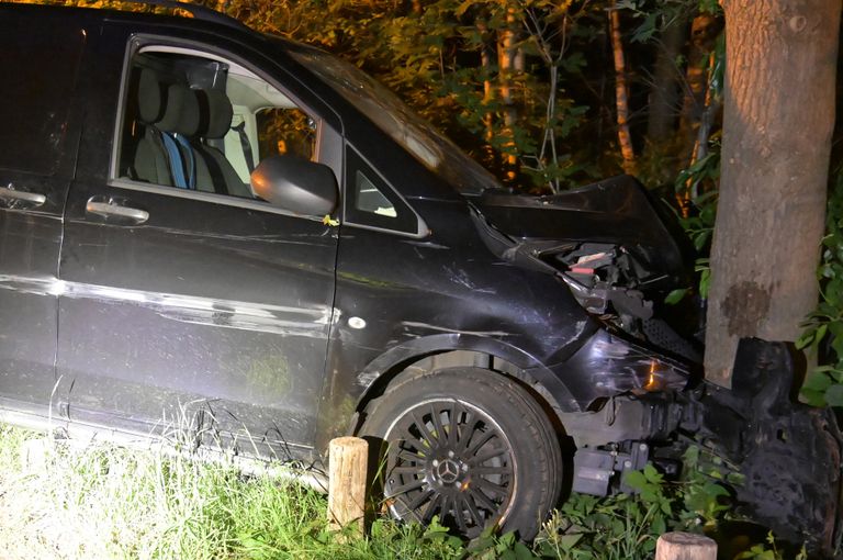 Auto raakt van de weg en botst tegen boom (Foto: Perry Roovers/SQ Vision)